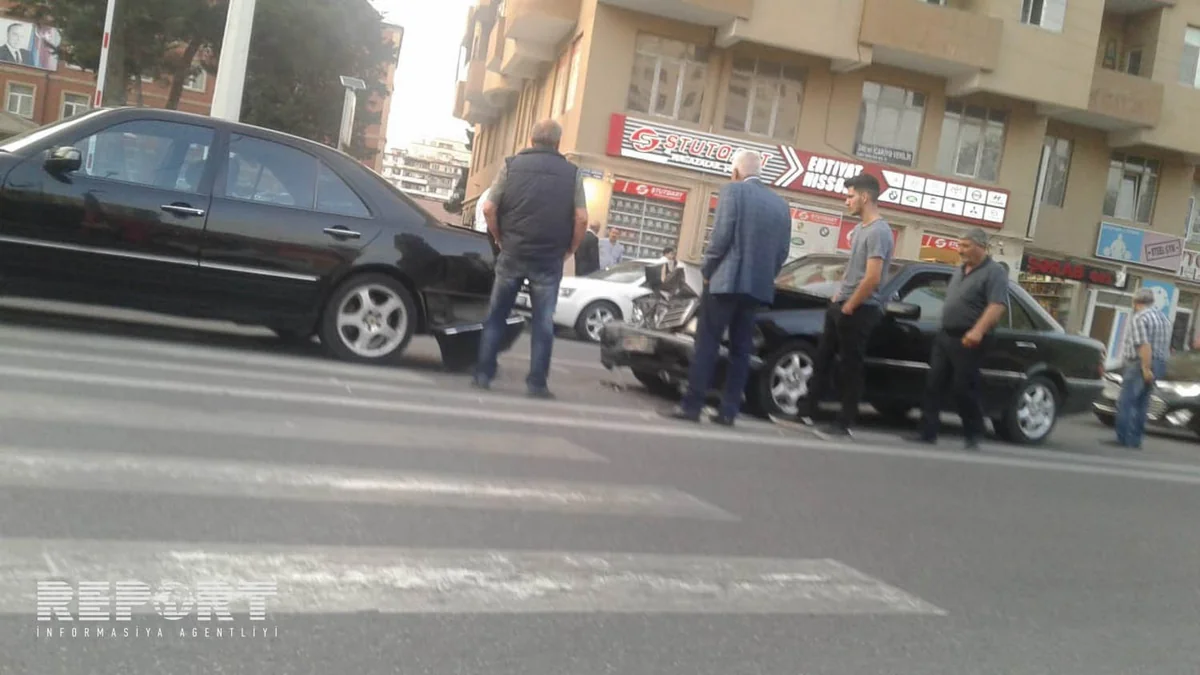 Bakıda iki minik maşını toqquşub, yolda tıxac yaranıb - FOTO
