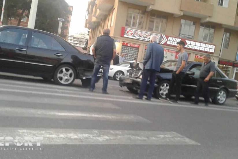 Bakıda iki minik maşını toqquşub, yolda tıxac yaranıb - FOTO