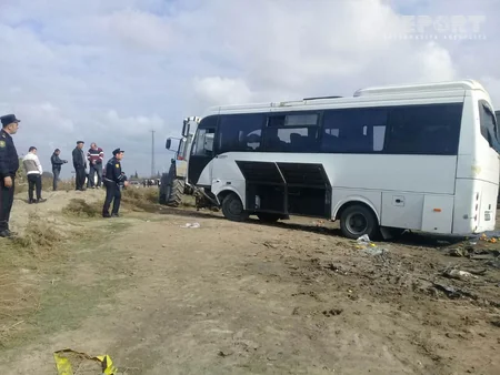 Salyanda sərnişin avtobusu ilə minik avtomobili toqquşub, xəsarət alanlar var - YENİLƏNİB-2 - FOTO