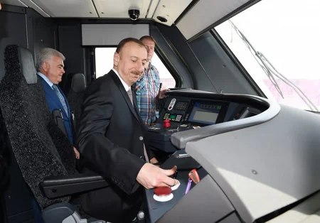 ​Prezident İlham Əliyev Bakıya gətirilən yeni elektrik qatarı ilə tanış olub