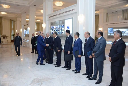 Əbülfəs Qarayev Gəncədə vətəndaşları qəbul edib