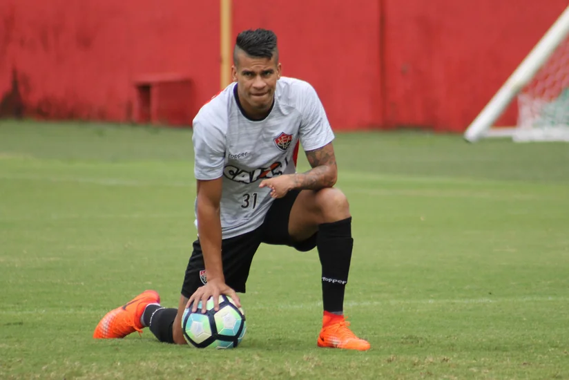 Neftçi Flamenqonun sabiq futbolçusunu heyətinə qatır