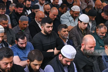 Nərimanovdakı “Cümə” məscidində təmirdən sonra ilk Cümə namazı qılınıb