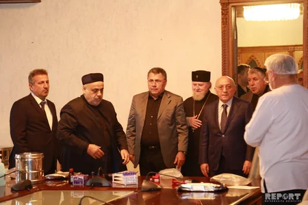 Allahşükür Paşazadə Aşura günü ilə bağlı qan verib - FOTO