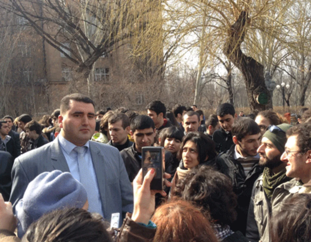 В Ереване прошла акция протеста против обесценивания армянского драма и подорожаний