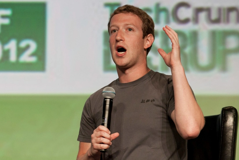 “Facebook” Mark Zukerberqin paylaşımlarını silib