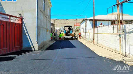 Lökbatanda uzunluğu 1 km-dən çox olan küçədə təmir işləri aparılır