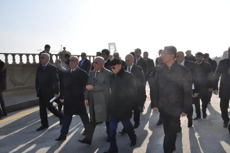 Baş Nazir və digər rəhbər şəxslər “Bibiheybət”də torpaq sürüşməsi olan əraziyə baxış keçiriblər