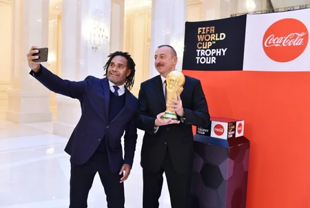 Futbol üzrə dünya çempionatının Kubokunun əsli Prezident İlham Əliyevə təqdim edilib - YENİLƏNİB