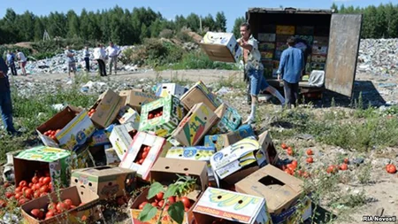 ​Жители Смоленска уносят с полигона уцелевшие санкционные продукты
