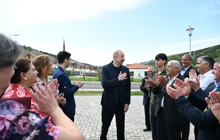 Prezident İlham Əliyev Laçının Bəylik kəndinə köçən sakinlərlə görüşüb, onlara evlərin açarlarını təqdim edib - YENİLƏNİB