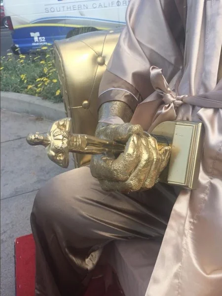 В Голливуде установили статую Вайнштейна