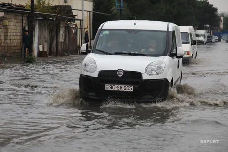 Bakının yağış mənzərəsi: avtomobil və piyada yolları su altında qalıb - FOTOREPORTAJ