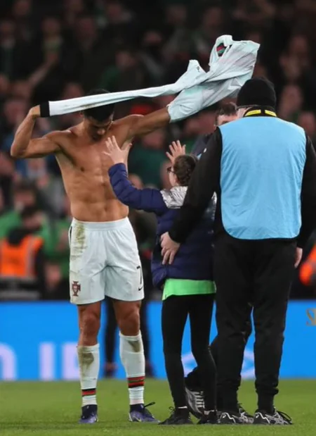 Маленькая девочка прорвалась на поле, чтобы обнять Роналду