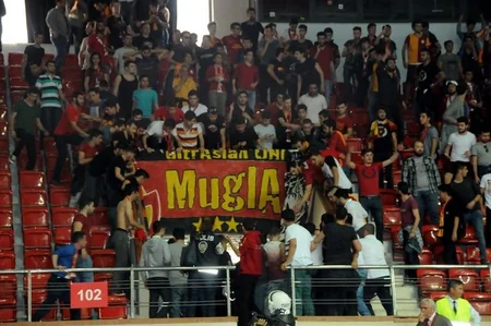 ​Fənərbağça - Qalatasaray matçından öncə azarkeşlər arasında toqquşma baş verib