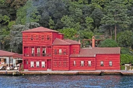 Танкер врезался в особняк в Стамбуле - ФОТО