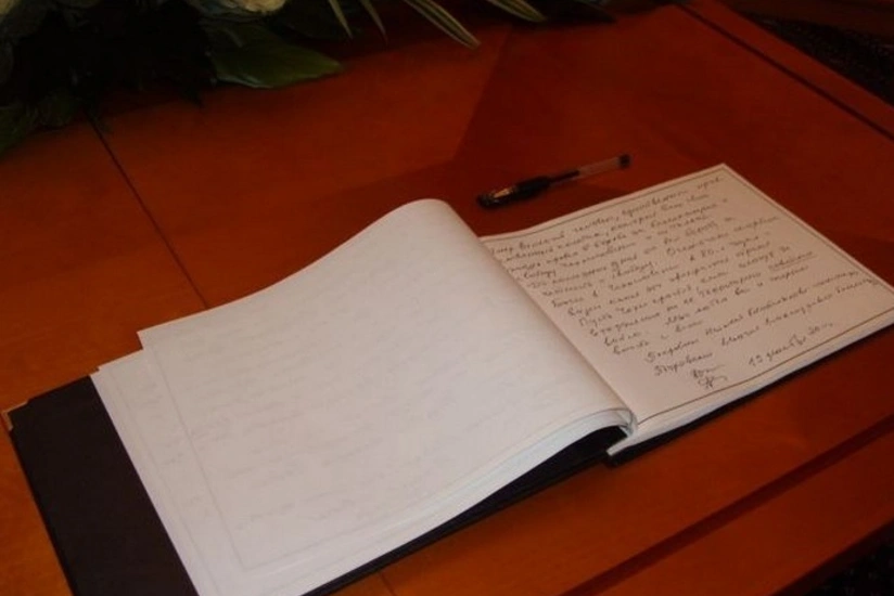 В посольстве Саудовской Аравии в Баку открыта книга соболезнований в связи с кончиной короля