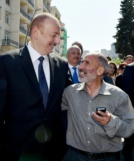 Prezident və birinci xanım “Sovetski”də vətəndaşların problemləri ilə tanış olublar - FOTO