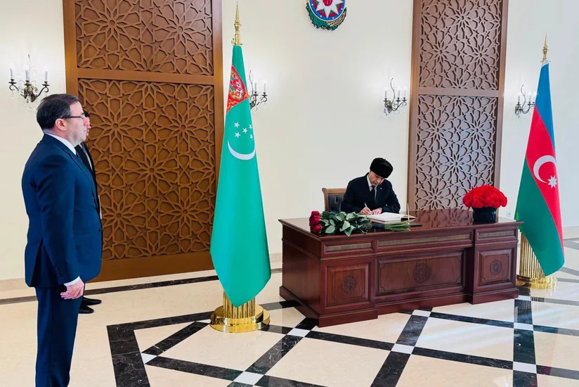 Замглавы МИД Туркменистана почтил память погибших в авиакатастрофе вблизи Актау