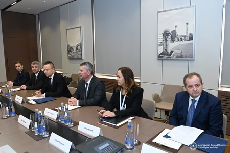 Ceyhun Bayramov Macarıstan XİN başçısı ilə regional vəziyyəti müzakirə edib