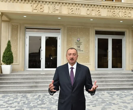 ​Prezident İlham Əliyev 148 nömrəli tam orta məktəbdə yenidənqurma işlərindən sonra yaradılan şəraitlə tanış olub