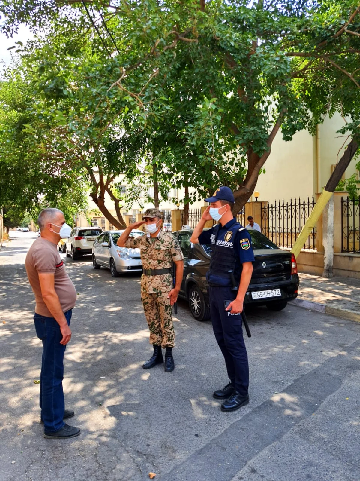 Bakıda sosial məsafəni gözləməyən şəxslər cərimələndi