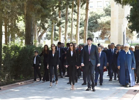 Azərbaycan Prezidenti Ümummilli Lider Heydər Əliyevin məzarını ziyarət edib