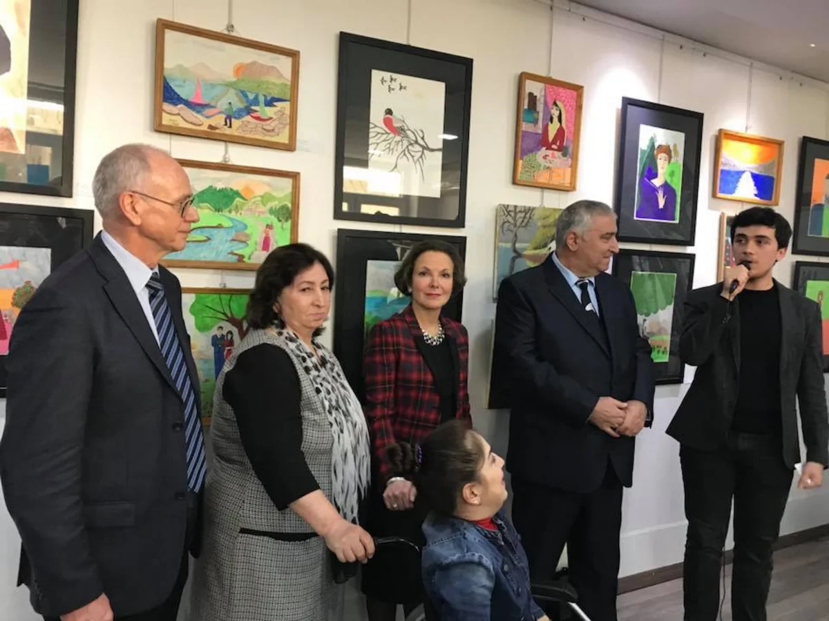 В Баку открылась выставка картин художницы, рисующей ногами