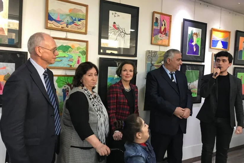 В Баку открылась выставка картин художницы, рисующей ногами