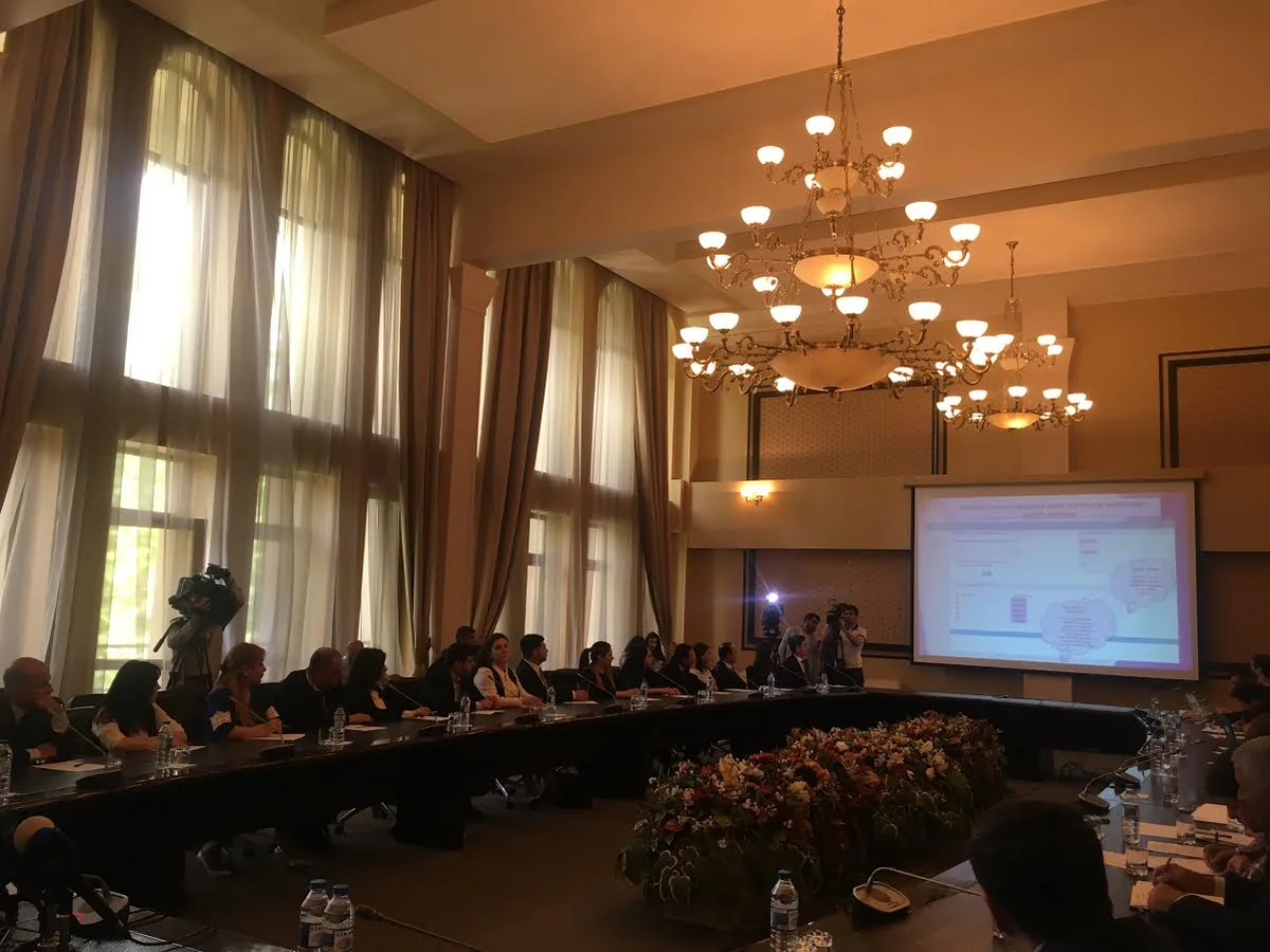 В Баку проходит презентация проекта электронного аукциона по приватизации госсобственности