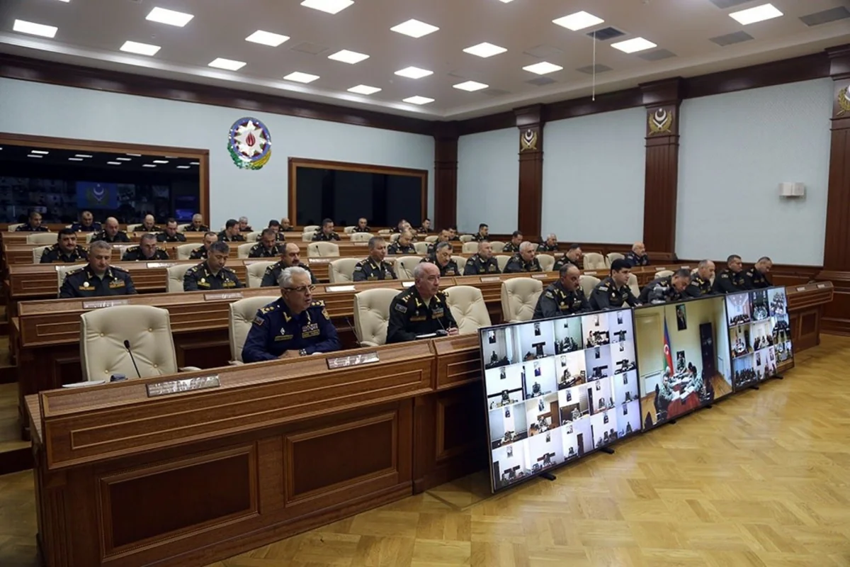 Министр обороны провел служебное совещание по итогам оперативных учений