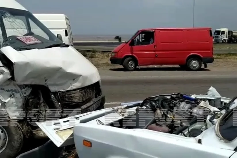 Tovuzda mikroavtobusla minik avtomobili toqquşub, ölən və xəsarət alanlar var