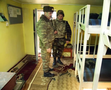 Azərbaycanın müdafiə naziri ermənilərlə üz-üzə yerləşən səngərlərə gedib - FOTO
