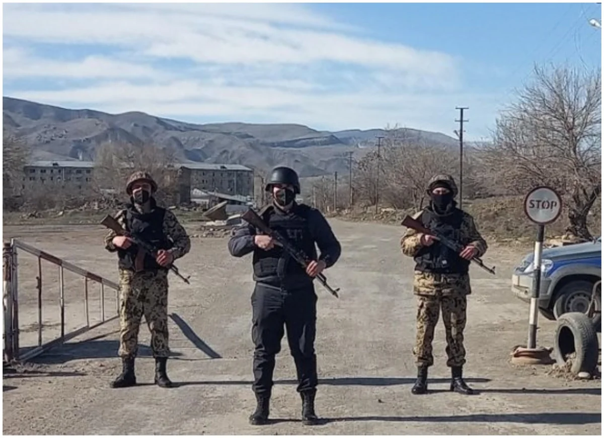 Azad olunmuş əraziyə keçmək istəyən şəxs avtomobillə polisi vuraraq qaçıb