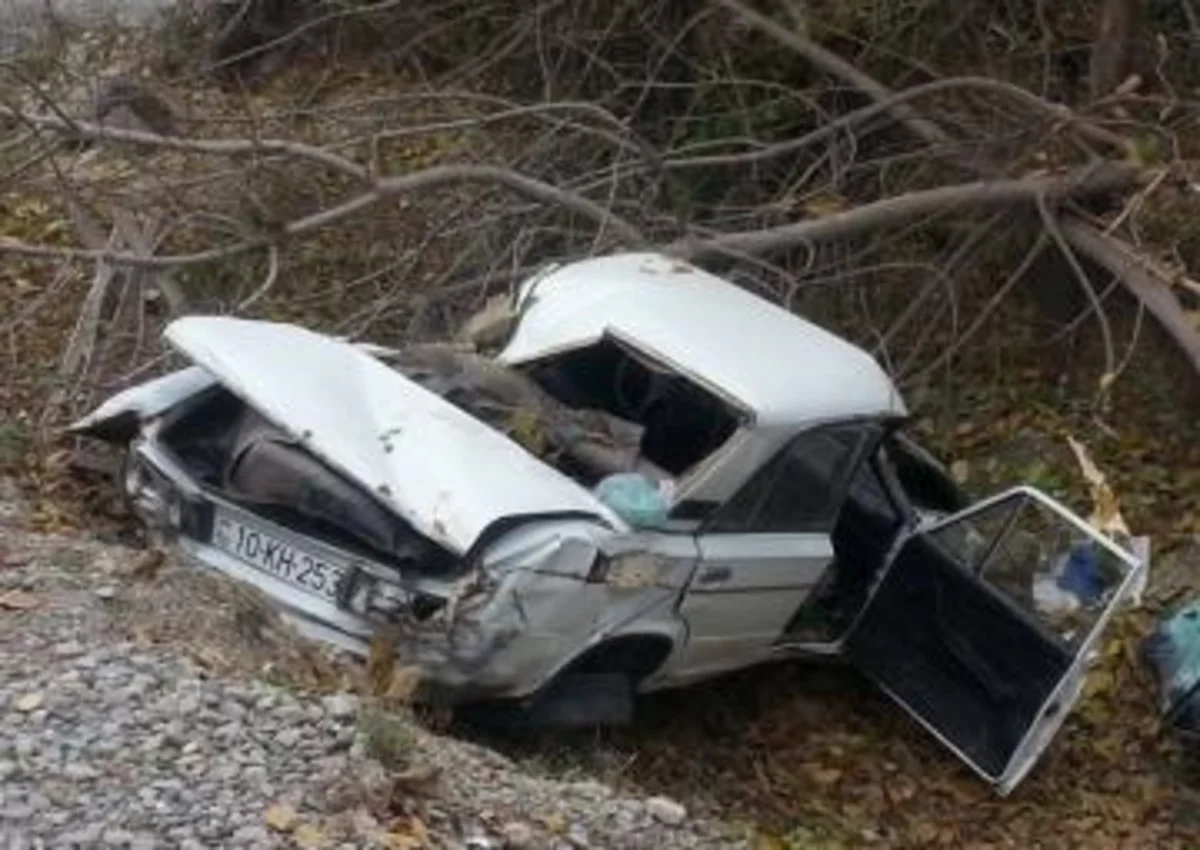 ​İmişlidə minik avtomobili aşıb, sürücü xəsarət alıb