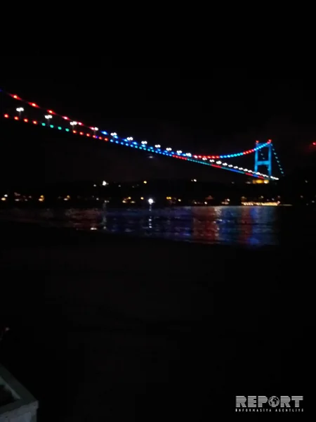 İstanbulun Fatih Sultan Mehmet körpüsü Azərbaycan bayrağının rənglərinə boyanıb - FOTO