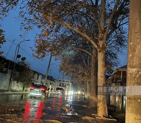 Gəncədə avtomobil yollarını su basıb, nəqliyyatın hərəkəti çətinləşib