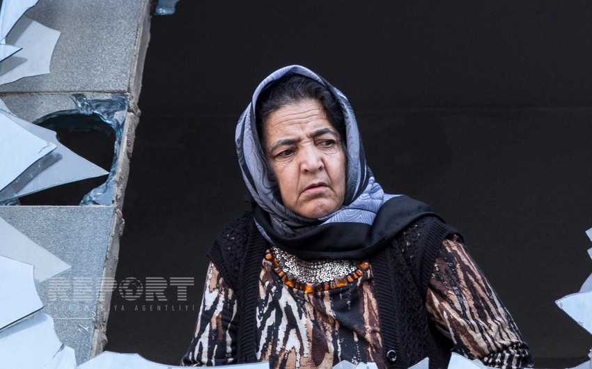 Yanğın baş verən binanın sakinləri evlərindən əşyalarını çıxarıblar - FOTOREPORTAJ