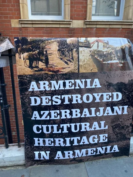 Britaniyadakı soydaşlarımız Ermənistanın Londondakı səfirliyi qarşısında piket keçiriblər