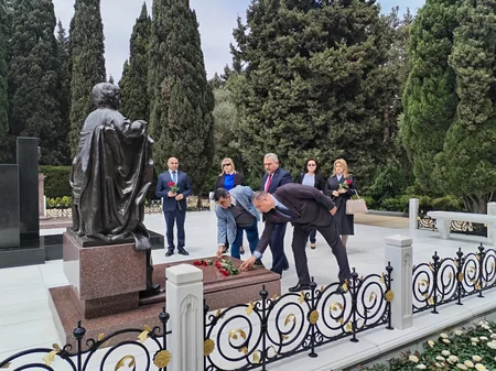 Azərbaycan Milli QHT Forumunun yeni rəhbərliyi Fəxri və Şəhidlər xiyabanlarını ziyarət edib