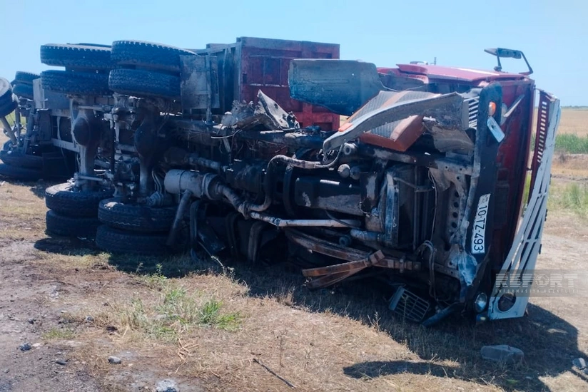 Kürdəmirdə “KamAZ” aşıb, ölən var