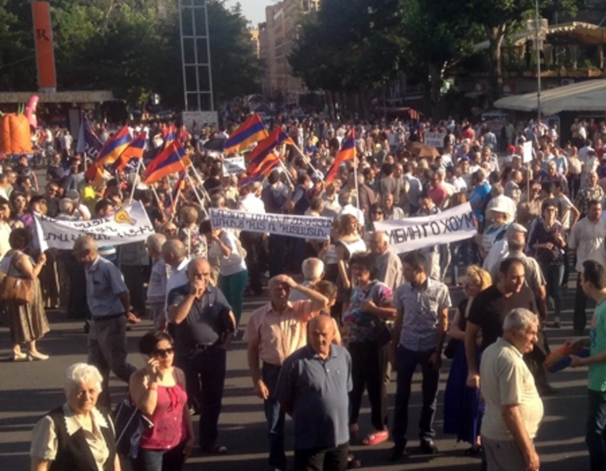 В Ереване продолжаются акции протеста, есть задержанные