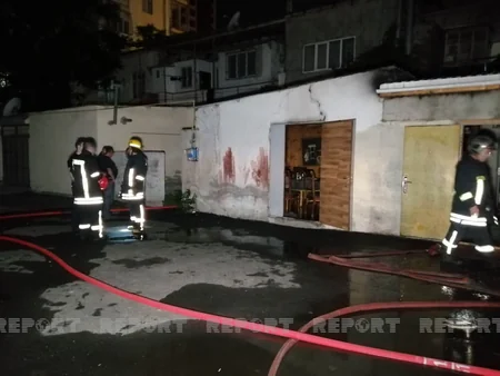 В Баку произошел пожар в двухэтажном доме