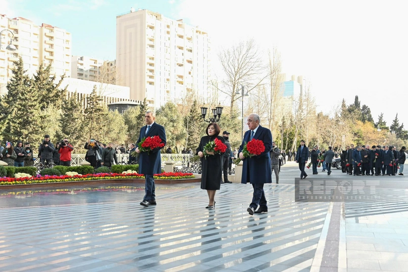 Dövlət və hökumət rəsmiləri Xocalı soyqırımı abidəsini ziyarət ediblər