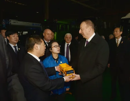 Prezident İlham Əliyev Sian şəhərində Şaansi avtomobil zavodu ilə tanış olub
