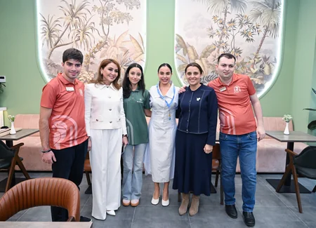 Leyla Əliyeva Bakıda ilk inklüziv iaşə obyektini ziyarət edib