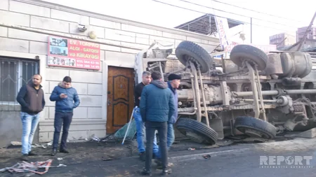Bakıda sürücünün yatması nəticəsində betonqarışdıran maşın aşıb - FOTO