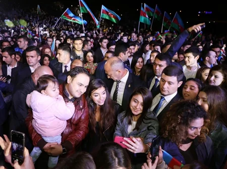 Heydər Əliyev Mərkəzinin parkında Müstəqillik Günü münasibətilə konsert olub