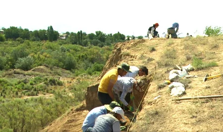 Naxçıvanda antik dövrə aid qəbir abidəsi və keramika nümunələri aşkarlanıb