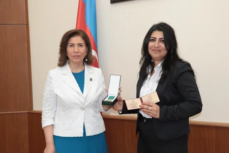 Bahar Muradova “Tərəqqi” medalı ilə təltif olunan qadınların mükafatlarını təqdim edib